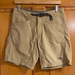 Like new Mountain Hardwear hard wear shorts size 6 tan khaki beige